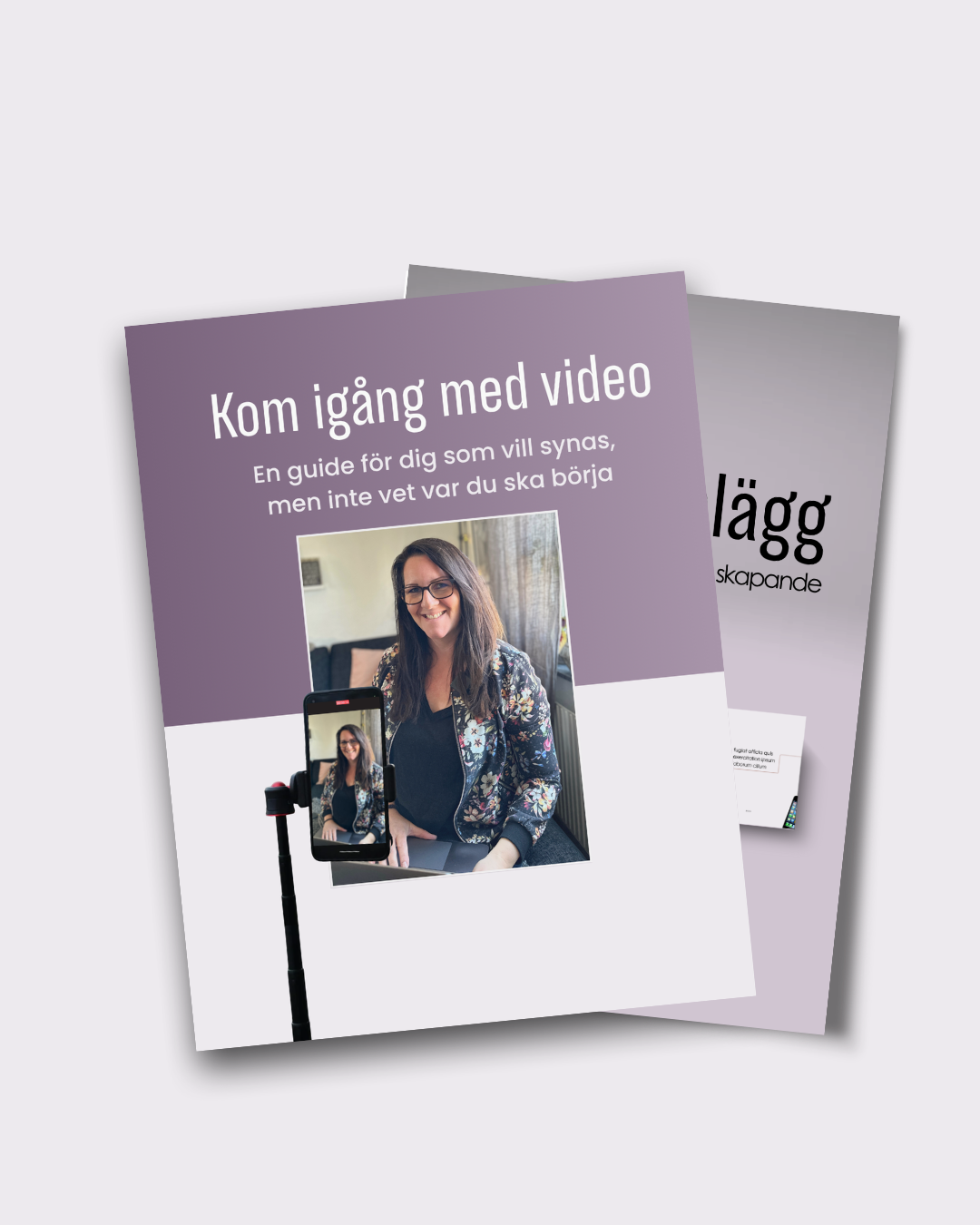 Kvinna som sitter i en soffa och skriver på en laptopp, man ser bara kvinnans överkropp och ben samt armar. 