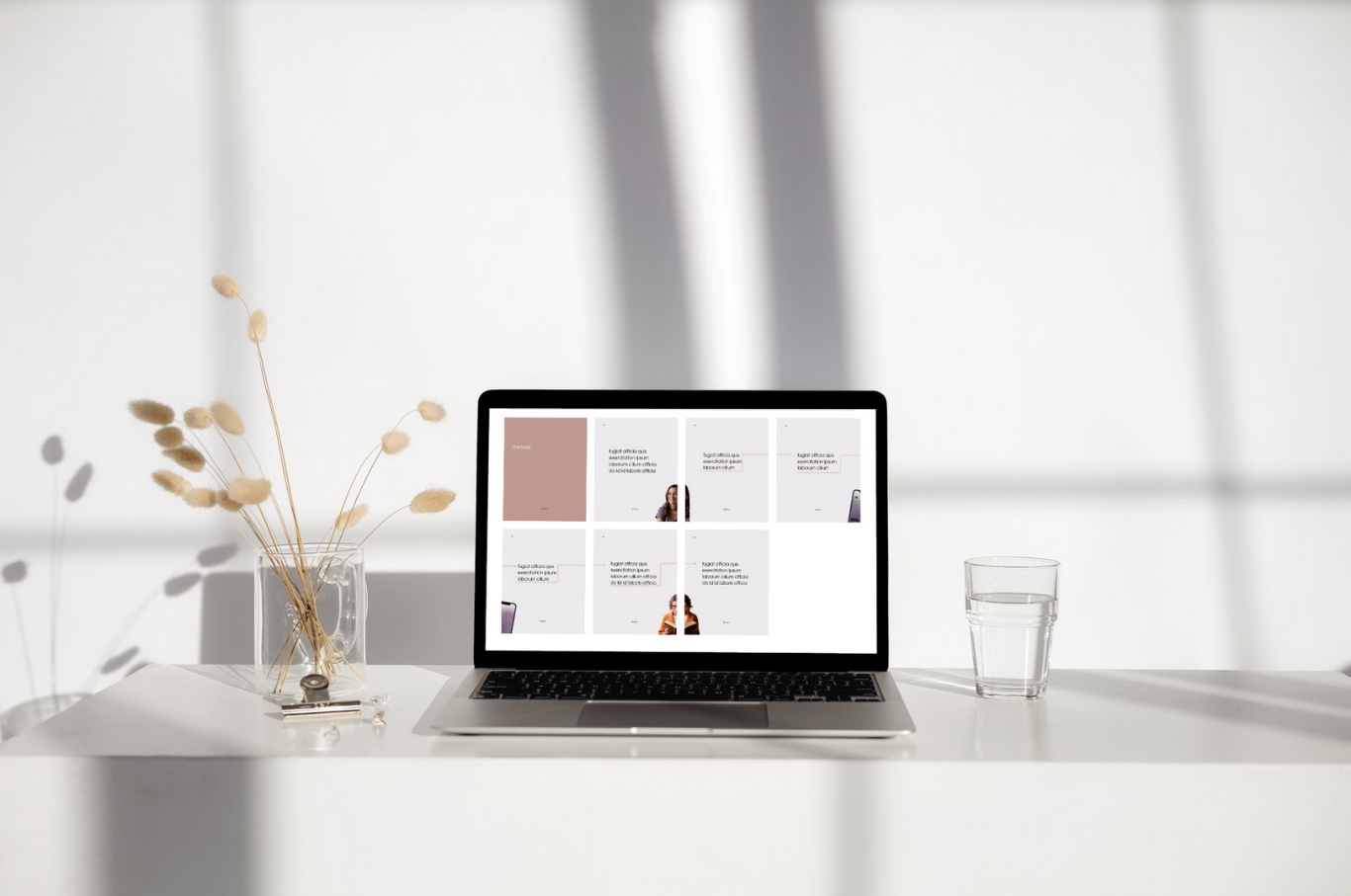 En dator på ett bord som visar karusell-inlägg i canva.