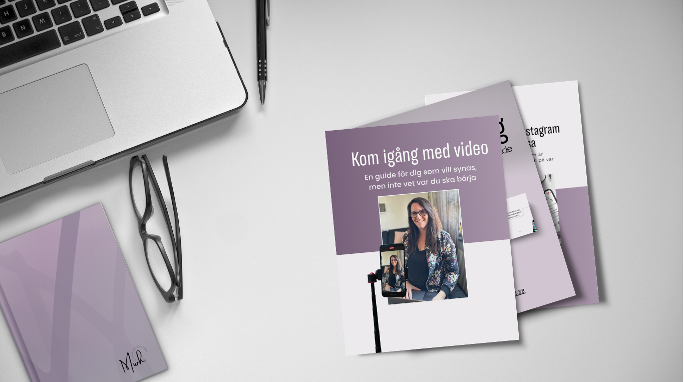 Ett skrivbord med ett hörn av en dators tangentbord, ett par glasögon, en penna och två guider om digital marknadsföring